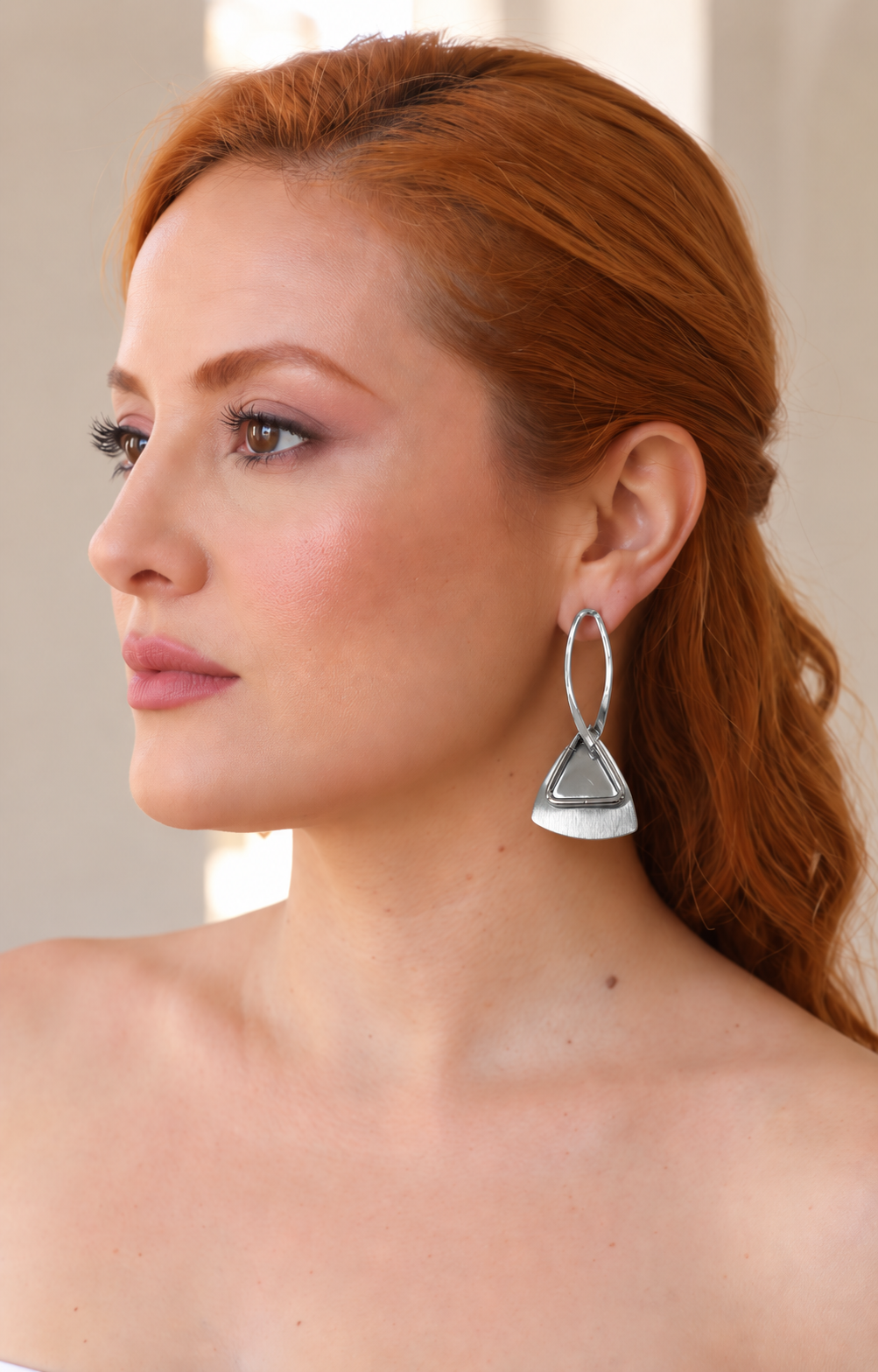 Aretes geométricos triangulares dorados