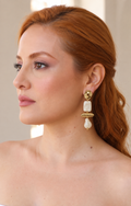 Aretes largos beige con dijes de piedra