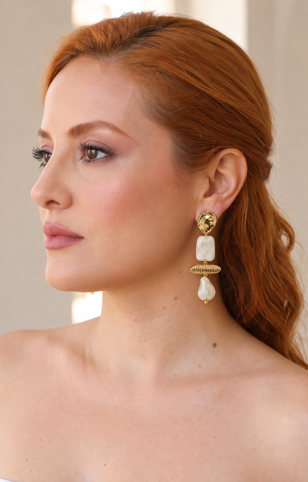 Aretes largos beige con dijes de piedra