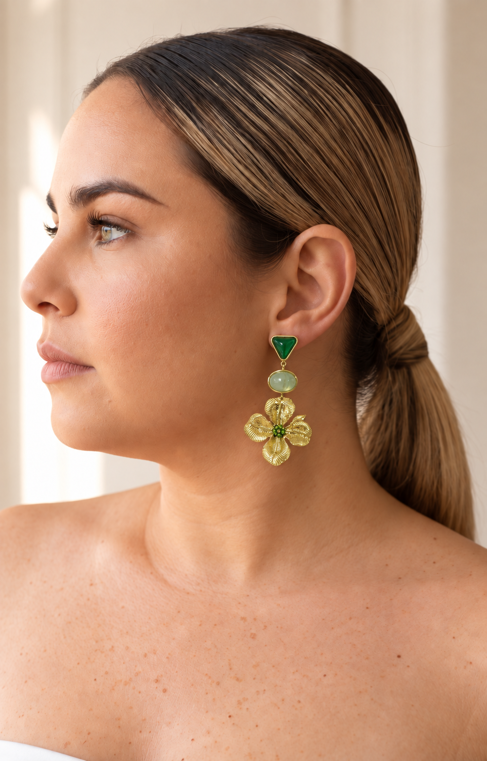 Aretes largos verdes con flor dorada
