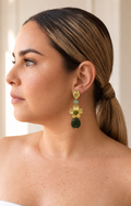 Aretes largos verdes con flores doradas