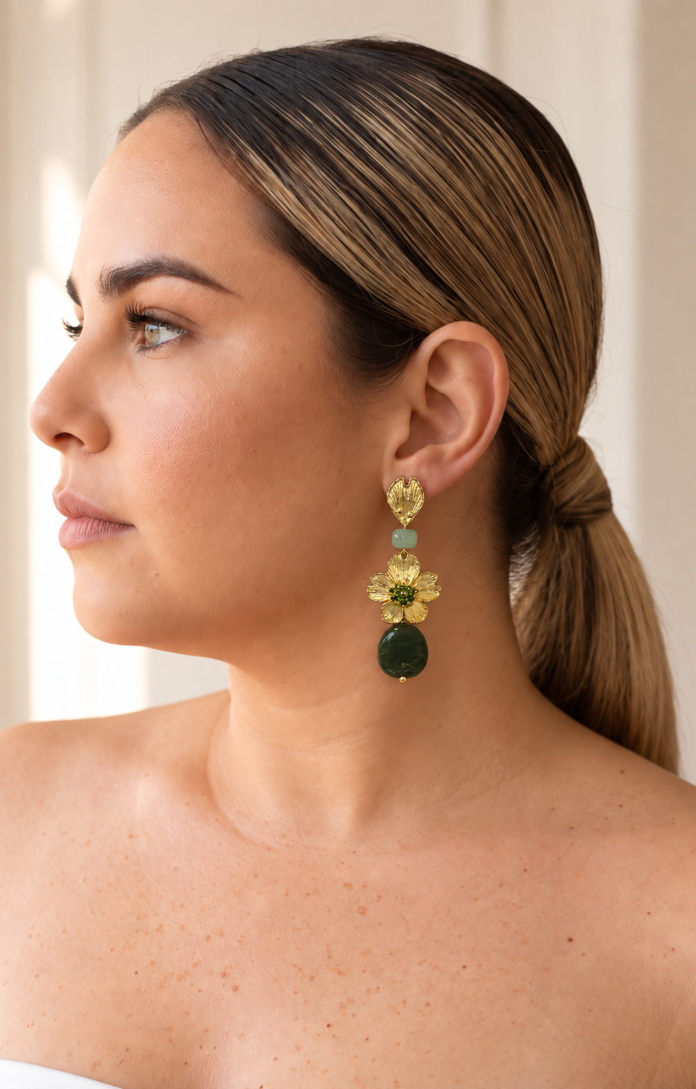 Aretes largos verdes con flores doradas