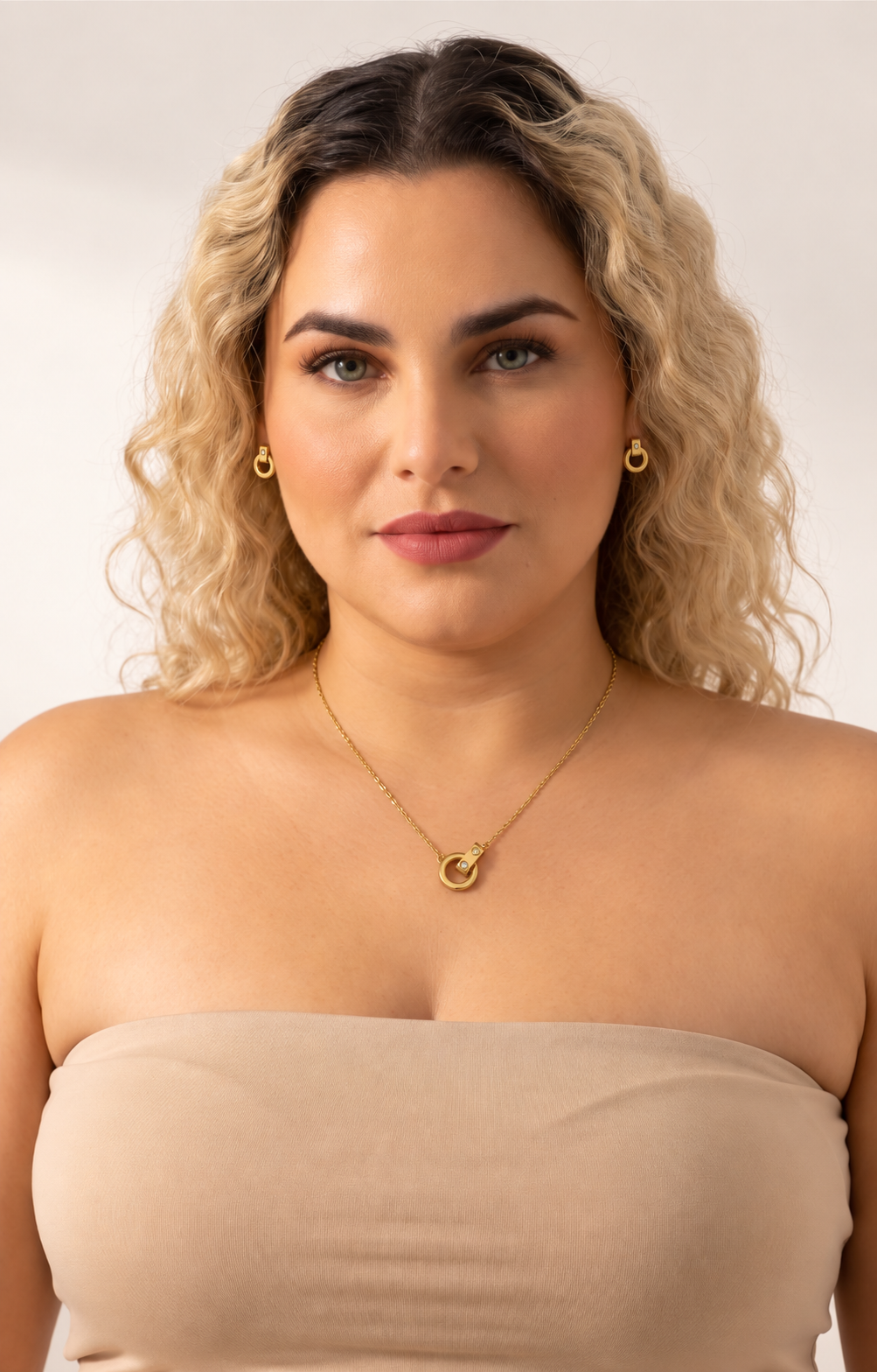 Set de collar y aretes dorado de argollas