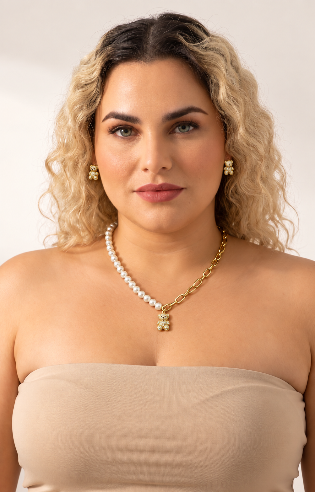 Set de collar y aretes con osito de cristales y perlas