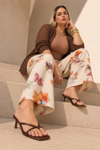 Zapatillas Lilian de Boutiquemirel, zapatos cómodos y elegantes con diseño moderno, vista de los detalles y materiales en la imagen.