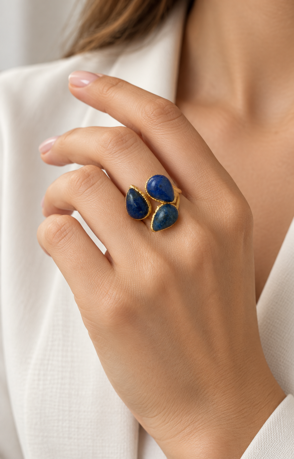 Anillo dorado con tres piedras