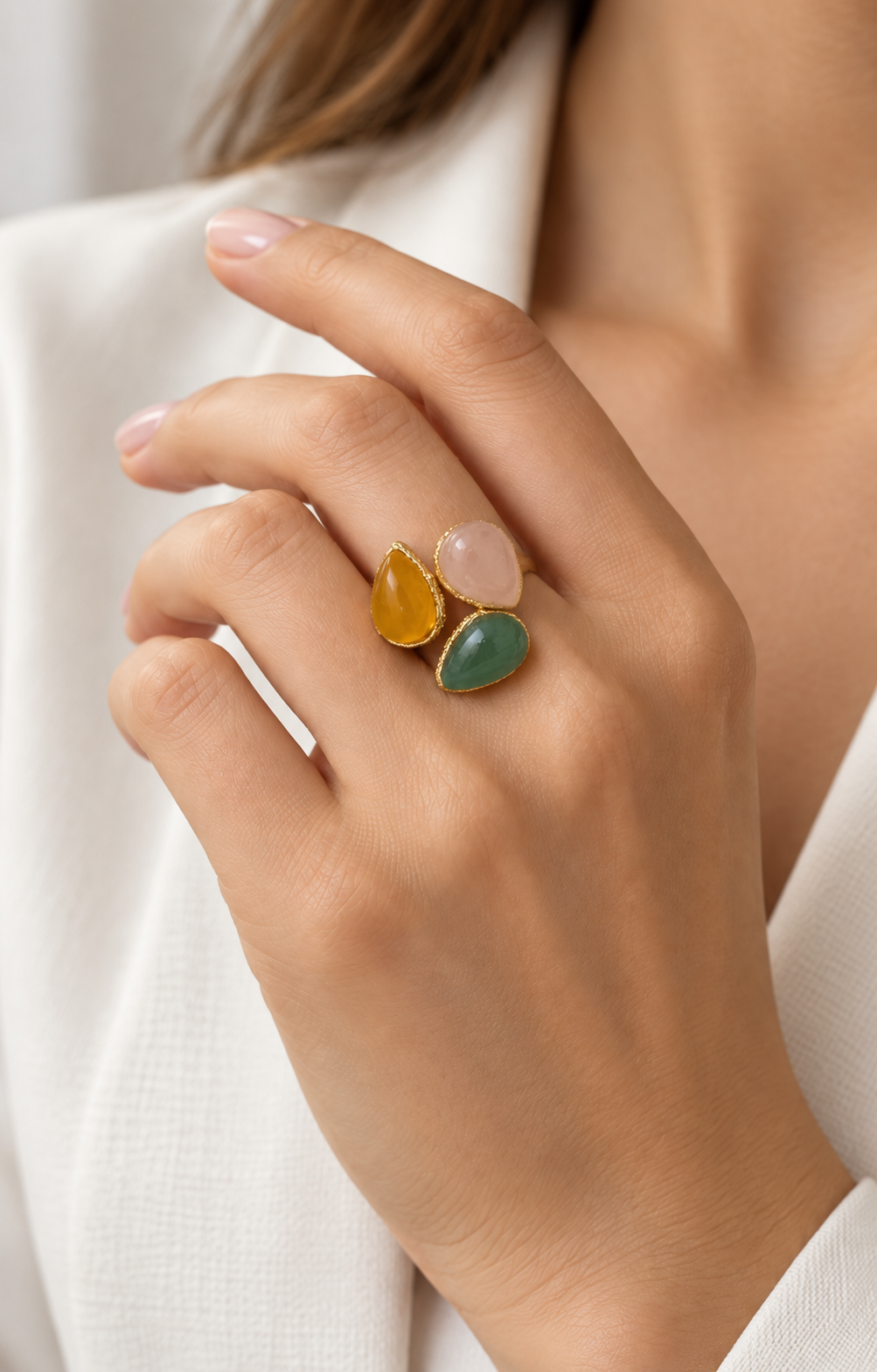 Anillo dorado con tres piedras