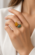 Anillo dorado con tres piedras