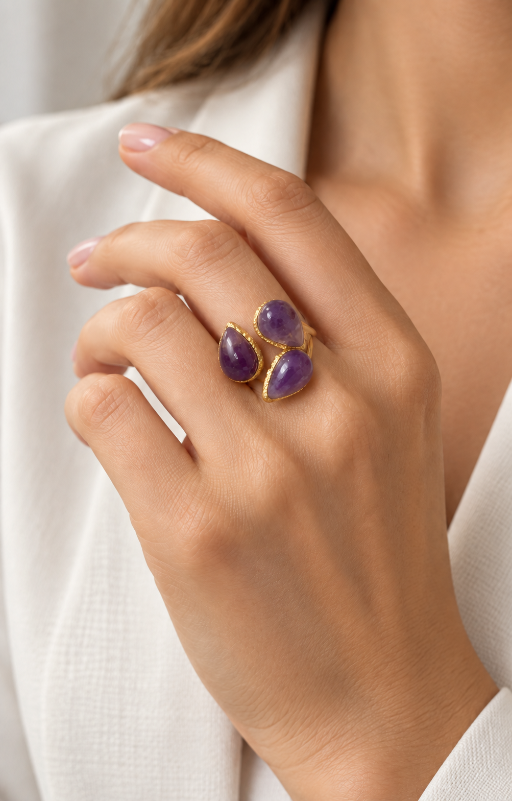 Anillo dorado con tres piedras