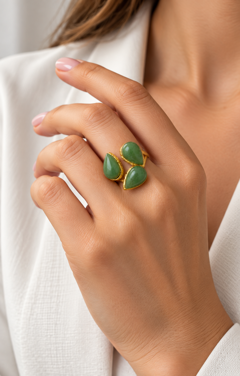 Anillo dorado con tres piedras