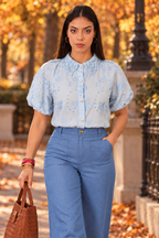 Blusa azul con guipur de la marca Boutiquemirel, con diseño de manga larga y detalles elegantes en la parte superior.
