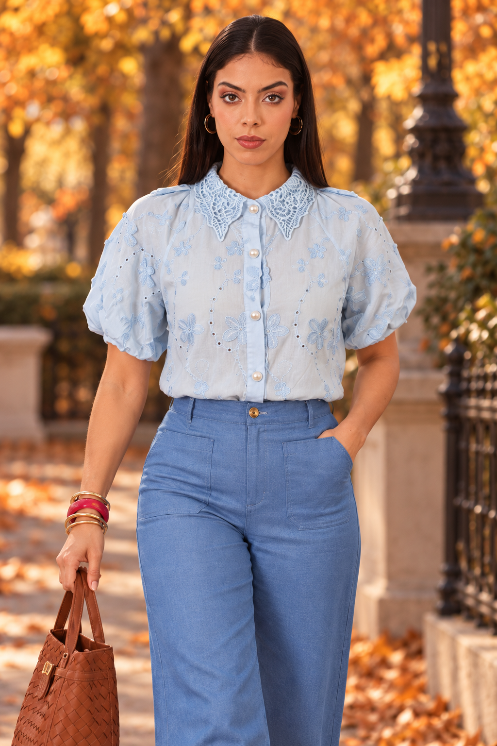 Blusa azul con guipur de la marca Boutiquemirel, con diseño de manga larga y detalles elegantes en la parte superior.