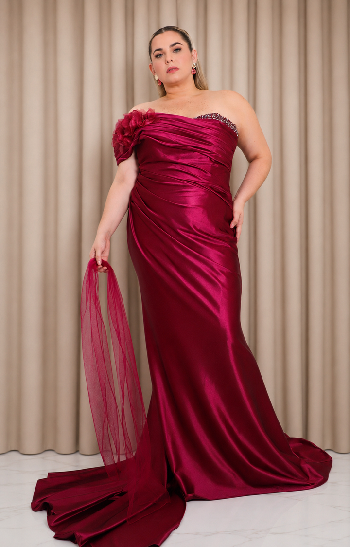 Vestido vino satinado con flor en el hombro