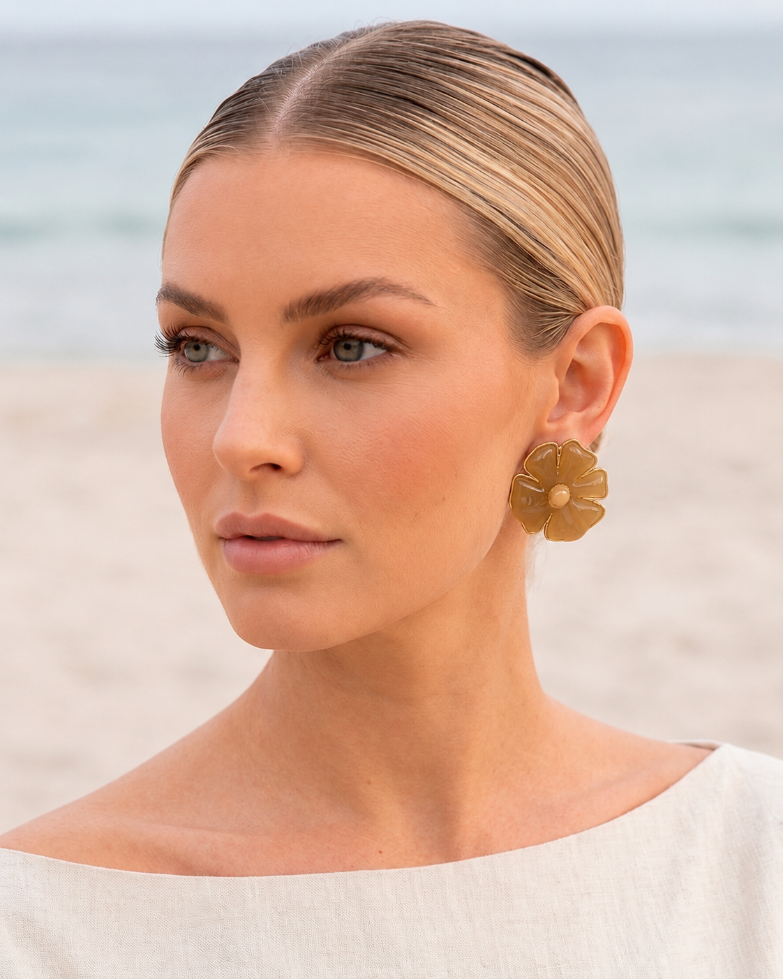 Arete de flor beige