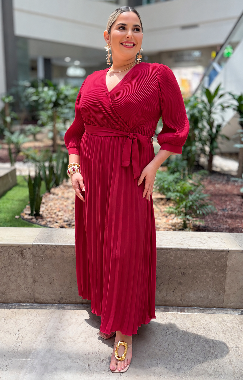 Vestido plisado con escote cruzado