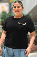 Blusa curvy ROMAN con bolsillo en la parte frontal, de tela ligera y corte ajustado, en color claro.