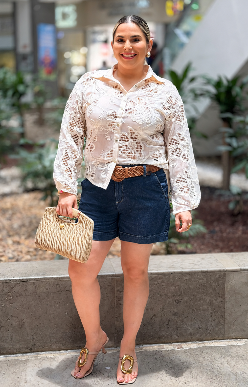 Short de mezclilla curva con cinturón de la marca Victoria, mostrando el diseño y el ajuste en un entorno casual.