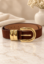 Cinturón beige de JOIA con hebilla dorada, cinturón de moda para mujer, accesorios de cuero elegante en la imagen.