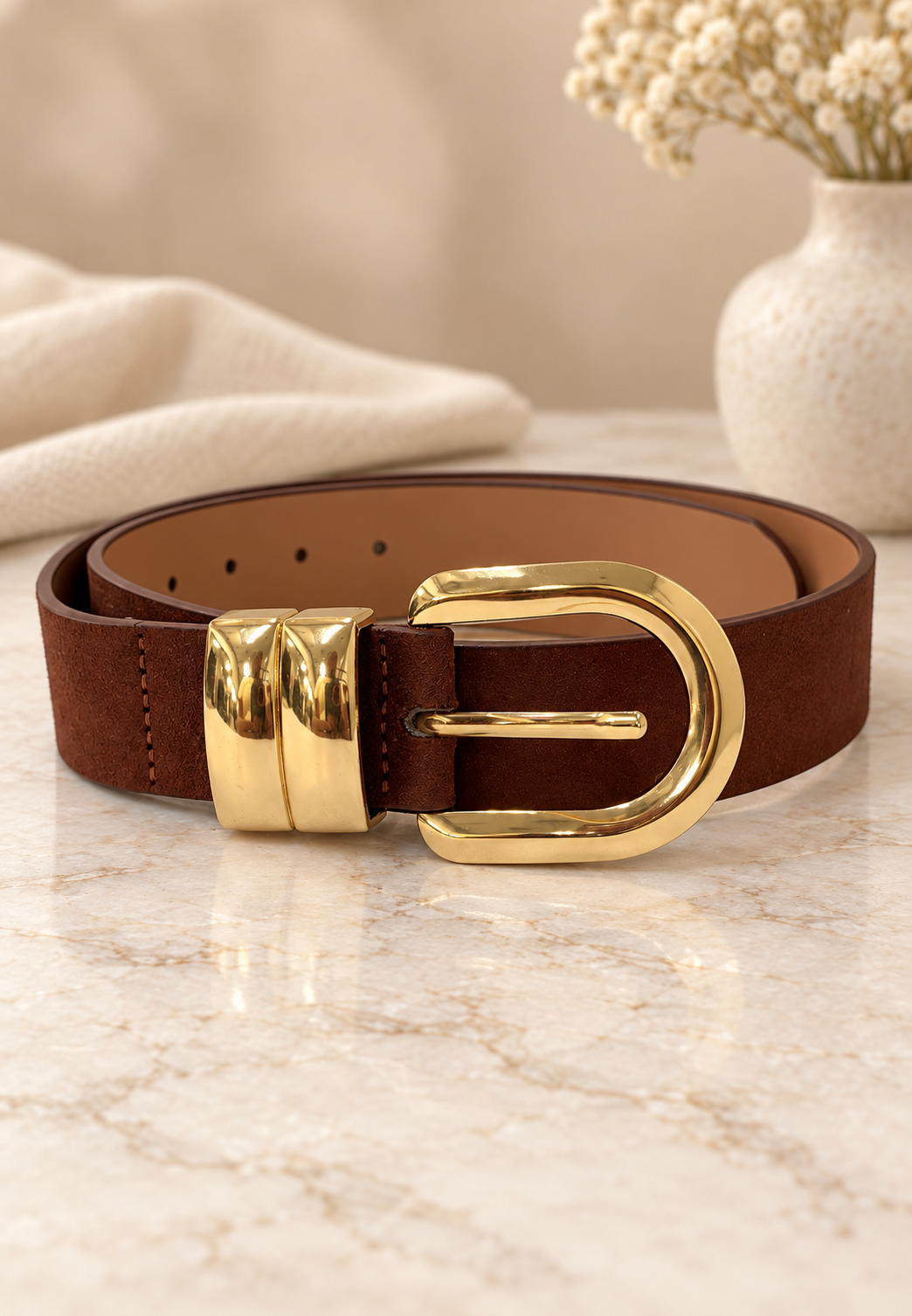 Cinturón beige de JOIA con hebilla dorada, cinturón de moda para mujer, accesorios de cuero elegante en la imagen.
