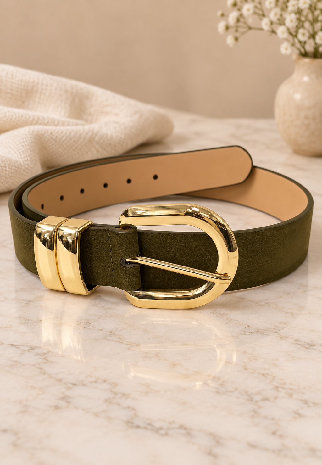 Cinturón beige de la marca JOIA con hebilla dorada y diseño en color oliva, hecho de cuero suave y elegante.