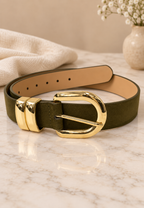 Cinturón beige de la marca JOIA con hebilla dorada y diseño en color oliva, hecho de cuero suave y elegante.