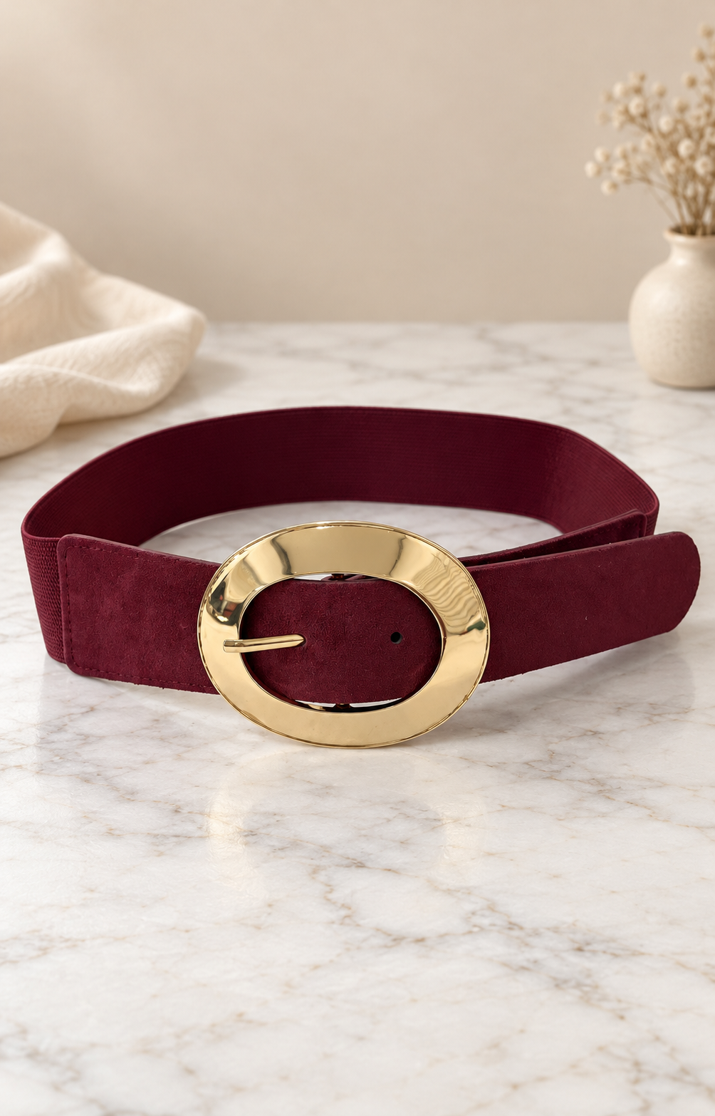 Cinturón negro de la marca JOIA con hebilla dorada, diseño elegante y ajustable, ideal para complementar tu estilo.