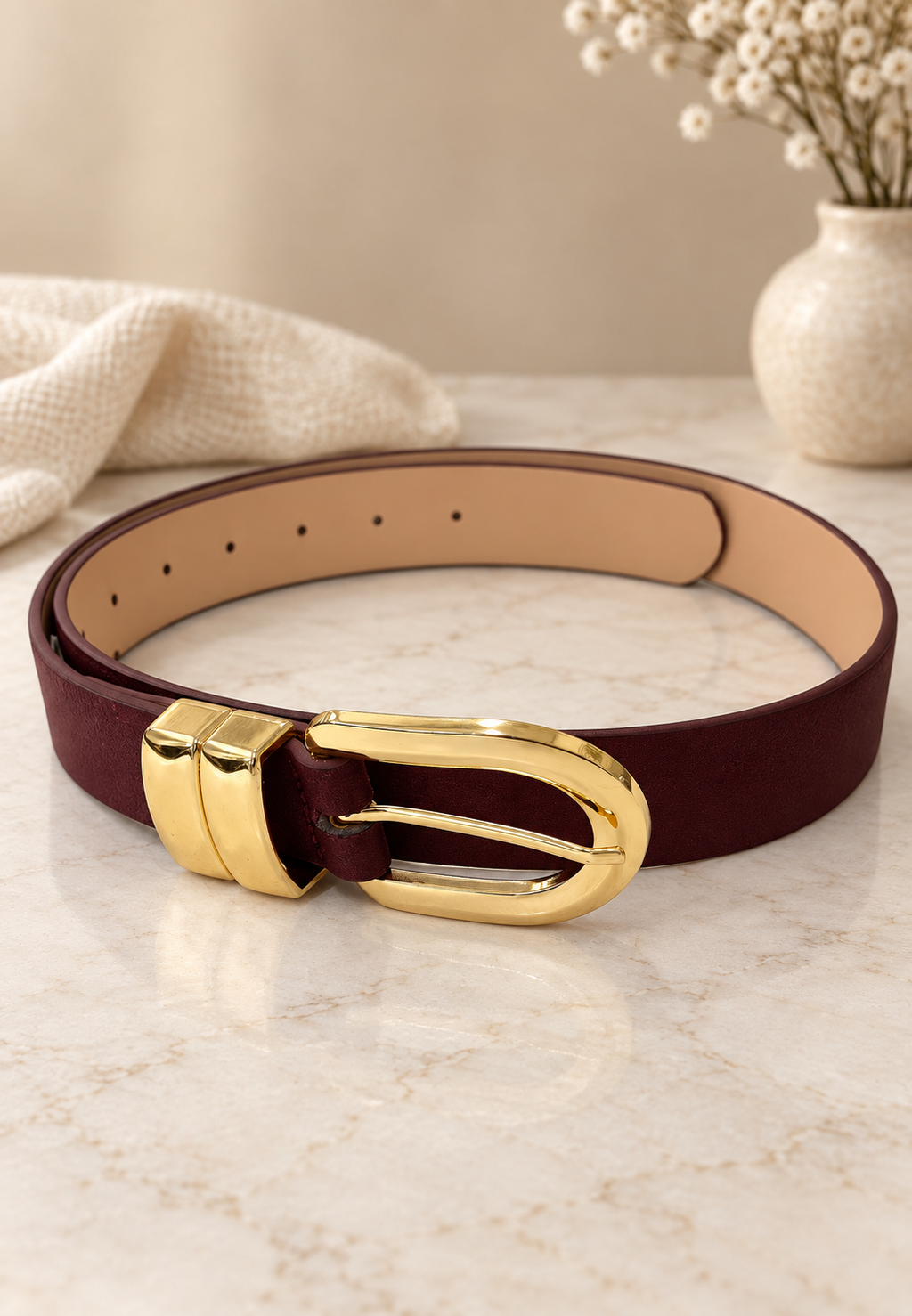 Cinturón beige enrollado con hebilla dorada de la marca JOIA, cinturón de moda y estilo elegante para mujer.