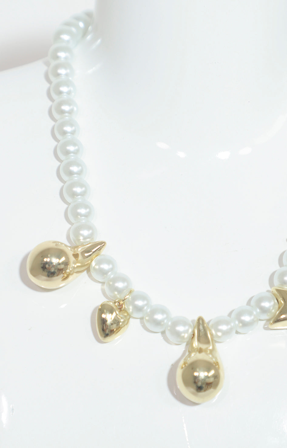 Collar de perlas con dijes dorados - COLLAR Boutiquemirel 