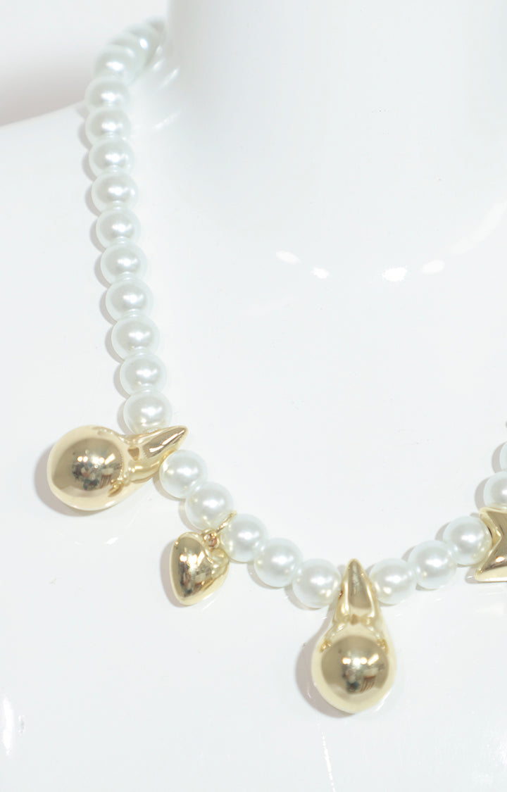 Collar de perlas con dijes dorados - COLLAR Boutiquemirel 