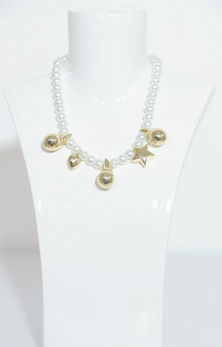 Collar de perlas con dijes dorados - COLLAR Boutiquemirel 