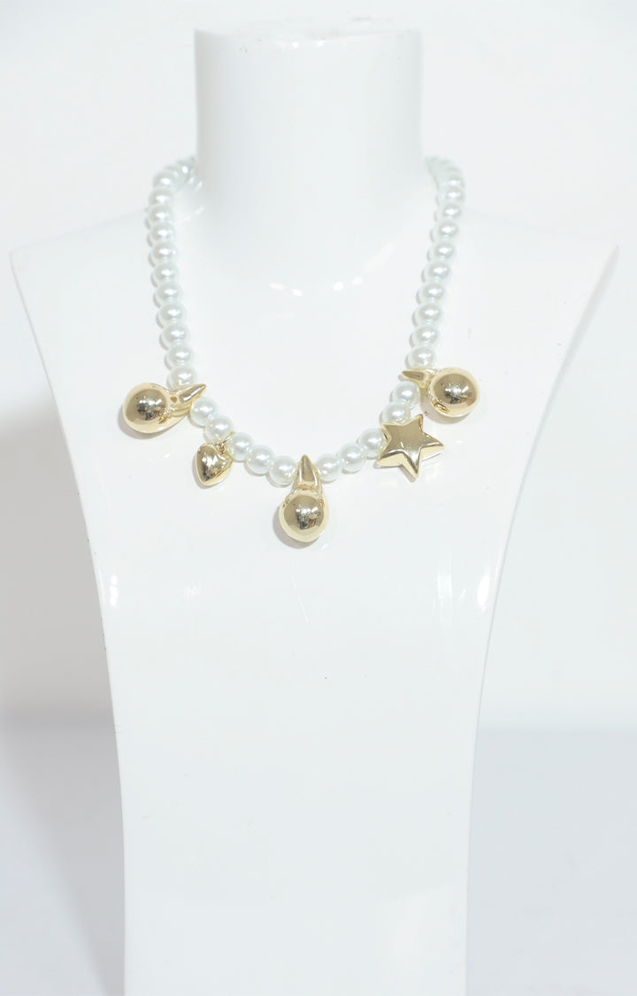 Collar de perlas con dijes dorados - COLLAR Boutiquemirel 