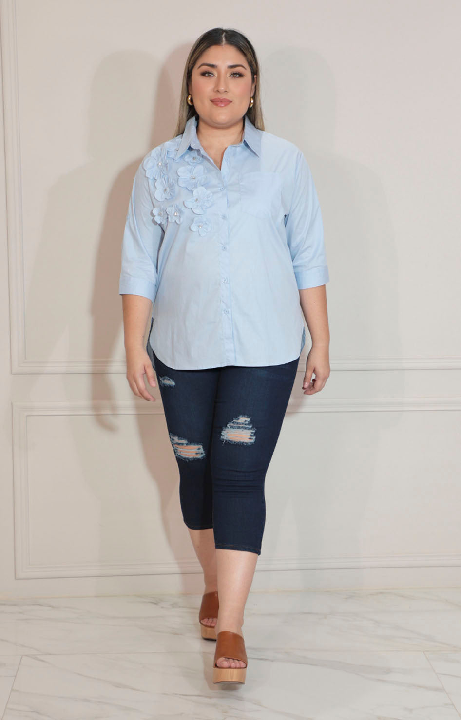 Blusa azul de botones con detalle de flor 3D - BLUSA Boutiquemirel 