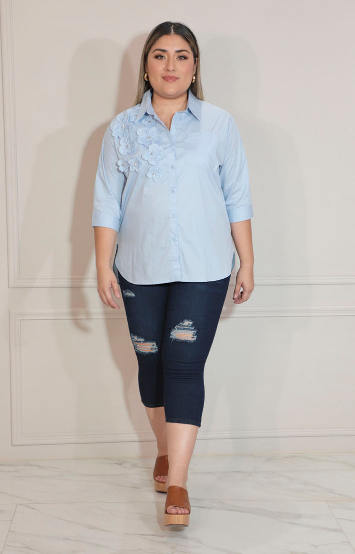 Blusa azul de botones con detalle de flor 3D - BLUSA Boutiquemirel 