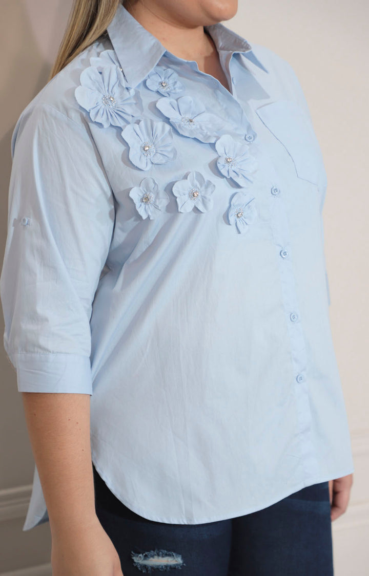 Blusa azul de botones con detalle de flor 3D - BLUSA Boutiquemirel 