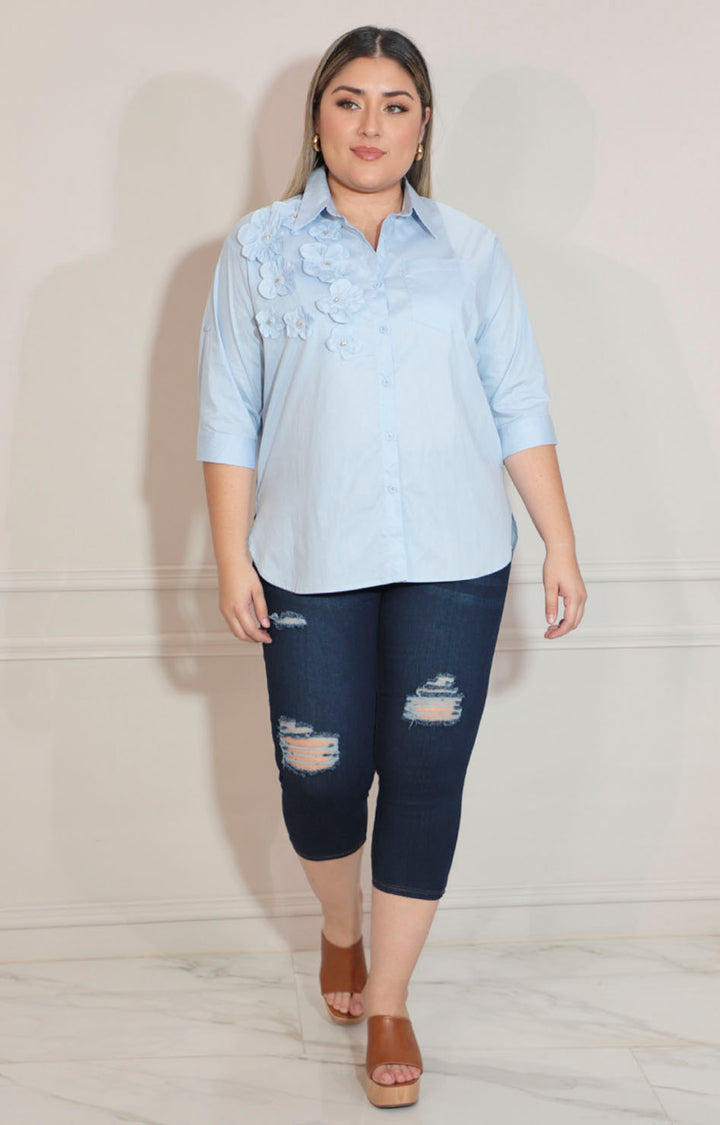 Blusa azul de botones con detalle de flor 3D - BLUSA Boutiquemirel 