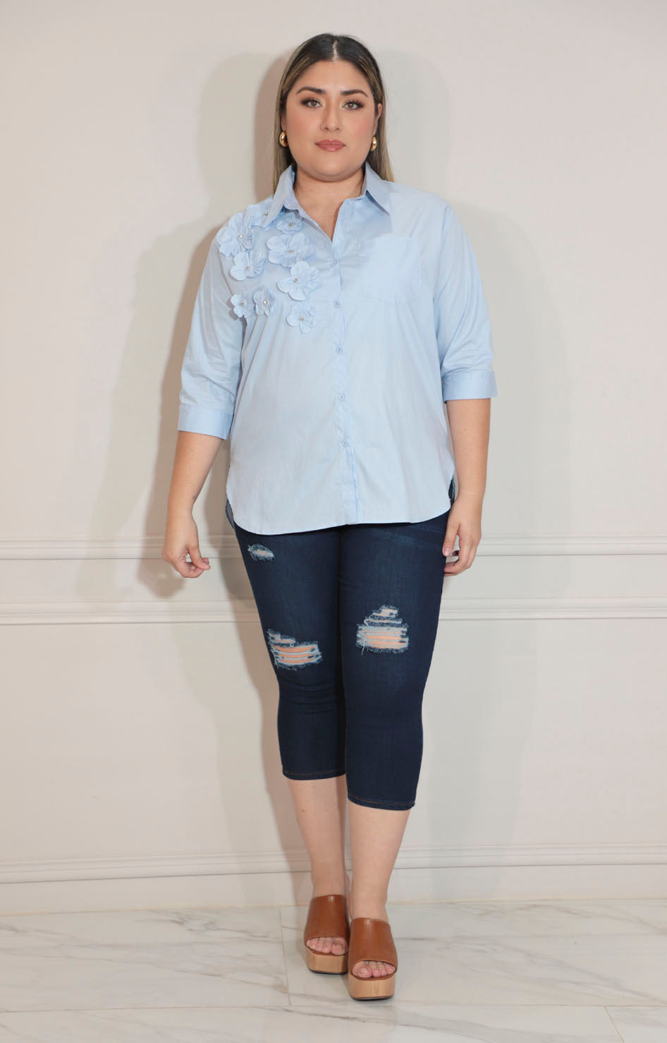 Blusa azul de botones con detalle de flor 3D - BLUSA Boutiquemirel 