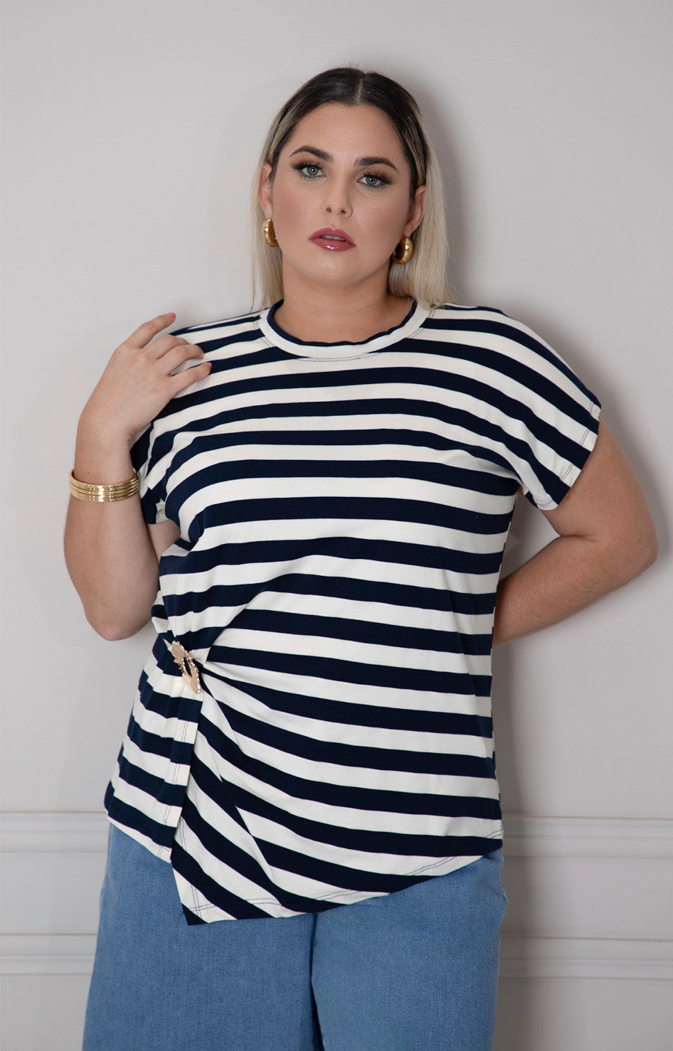 Blusa de rayas con hebilla dorada - BLUSAS CURVY Boutiquemirel 