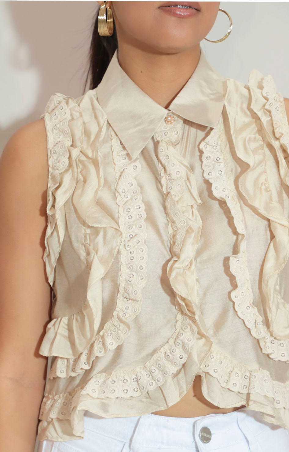 Blusa beige de botones con volante y bordado - BLUSA Boutiquemirel 