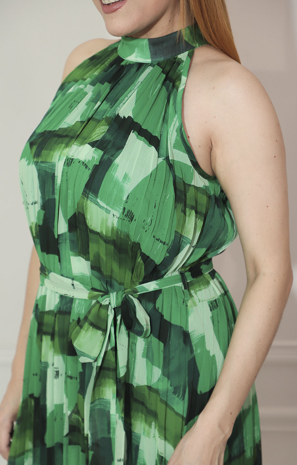 Vestido verde plisado con estampado y cinturón