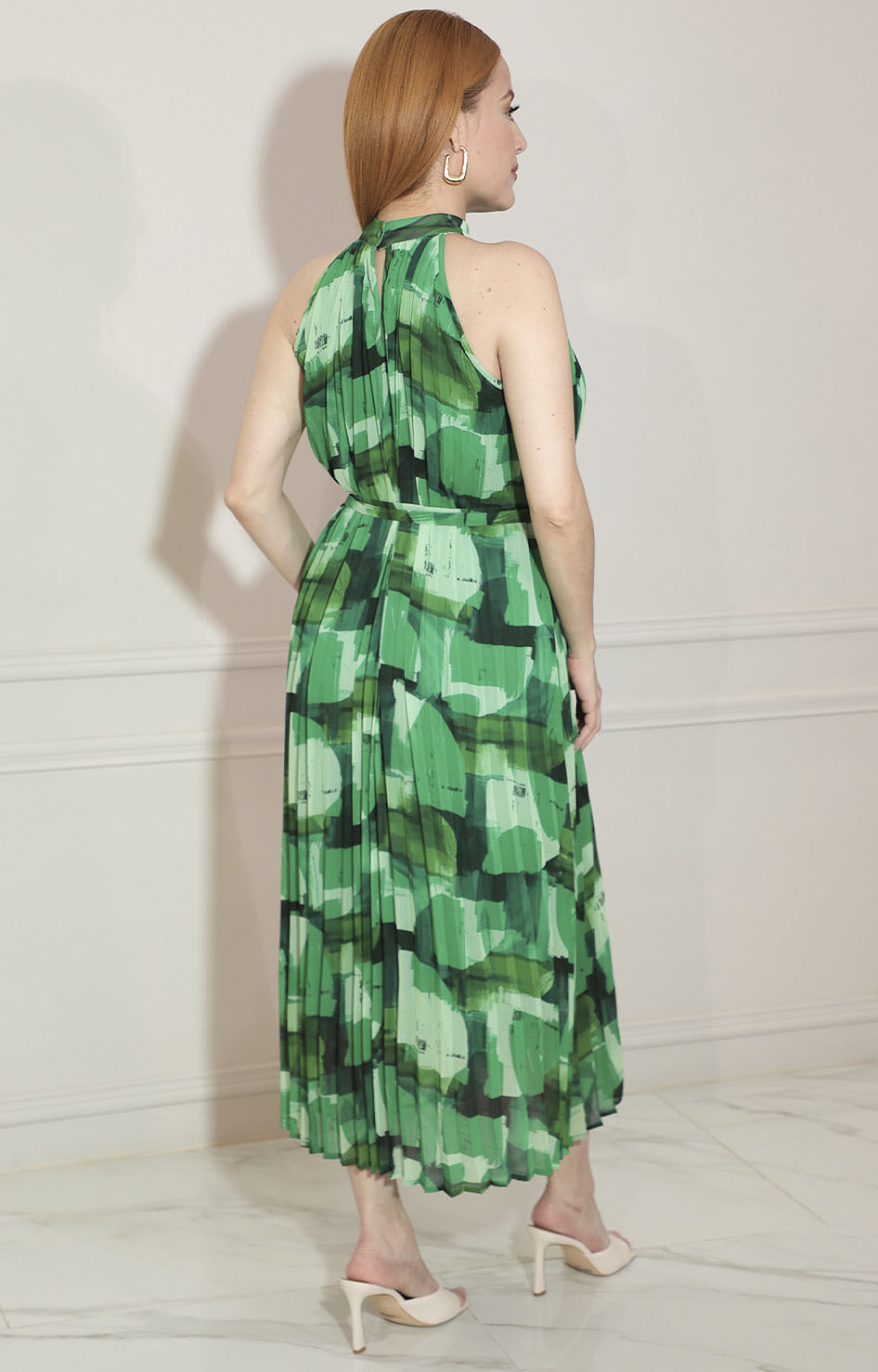 Vestido verde plisado con estampado y cinturón
