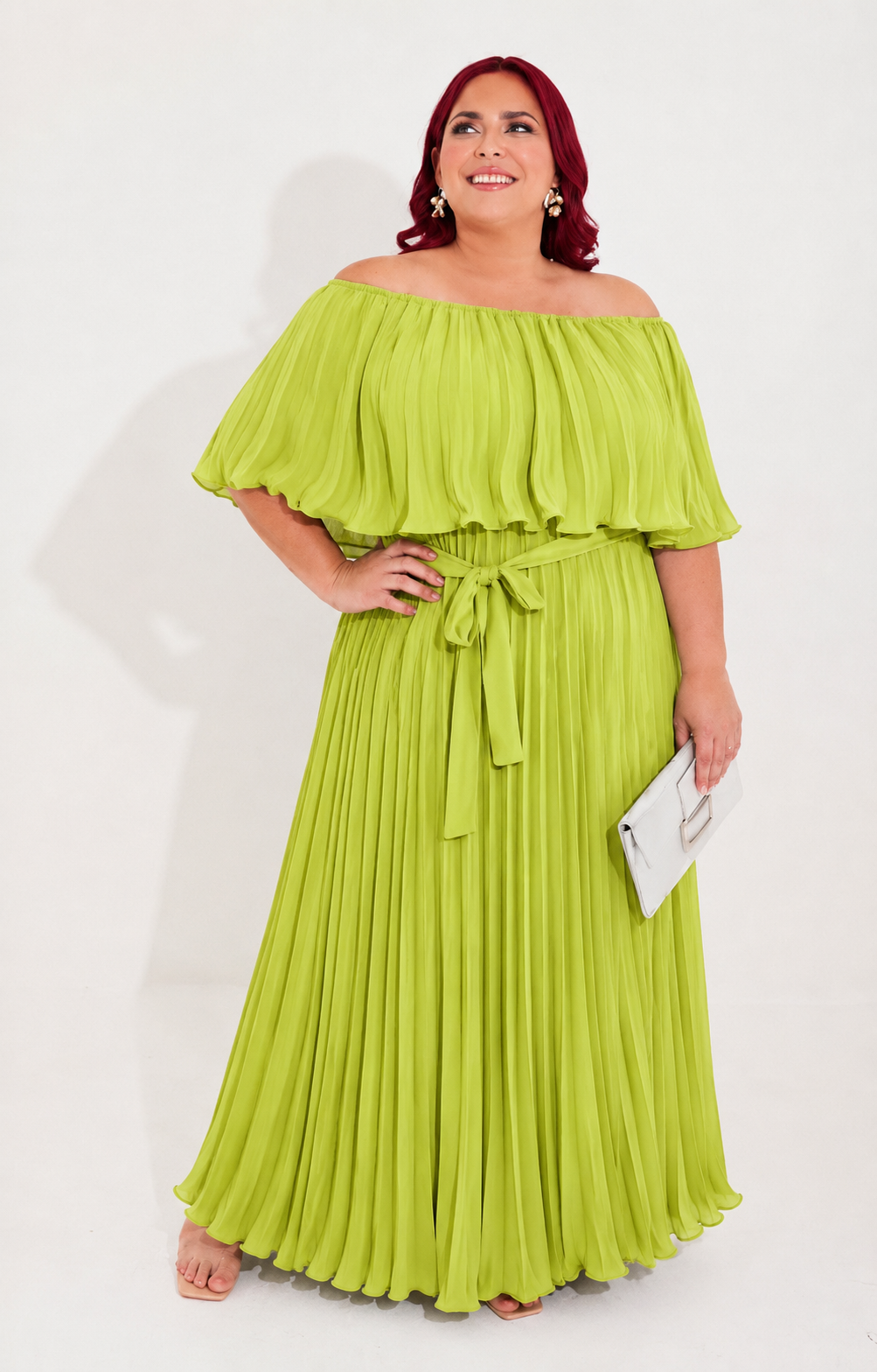 Vestido largo curvy de VERXY con plisado, en color negro, con diseño ajustado y detalles elegantes en la parte superior.