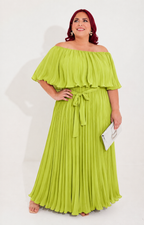 Vestido largo curvy de VERXY con plisado, en color negro, con diseño ajustado y detalles elegantes en la parte superior.