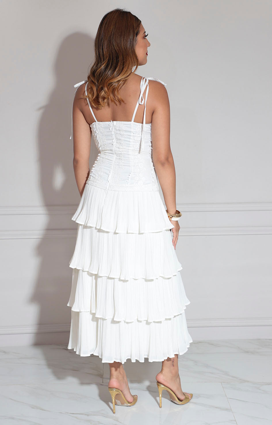 Vestido beige con volante