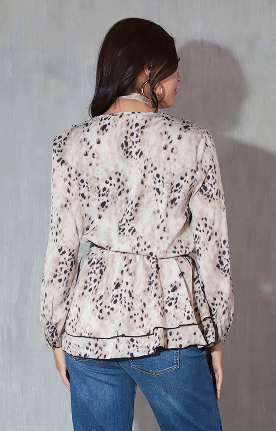 Blusa beige con cinturón - BLUSA Boutiquemirel 