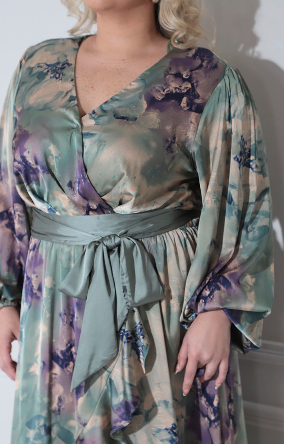 Vestido satín con flores