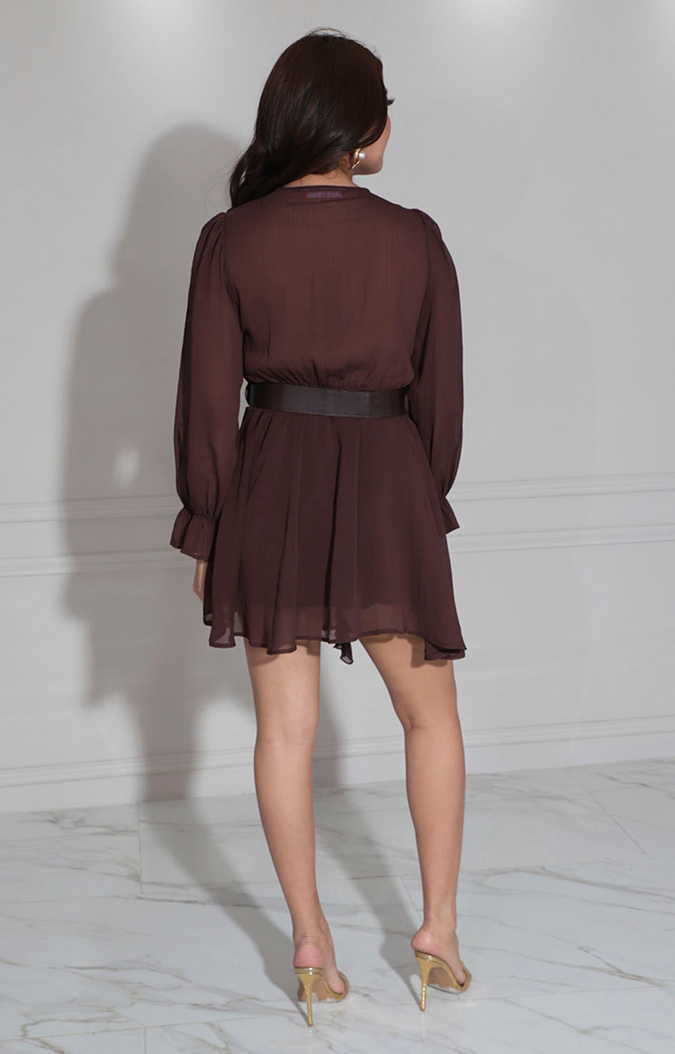 Vestido café con cinturón