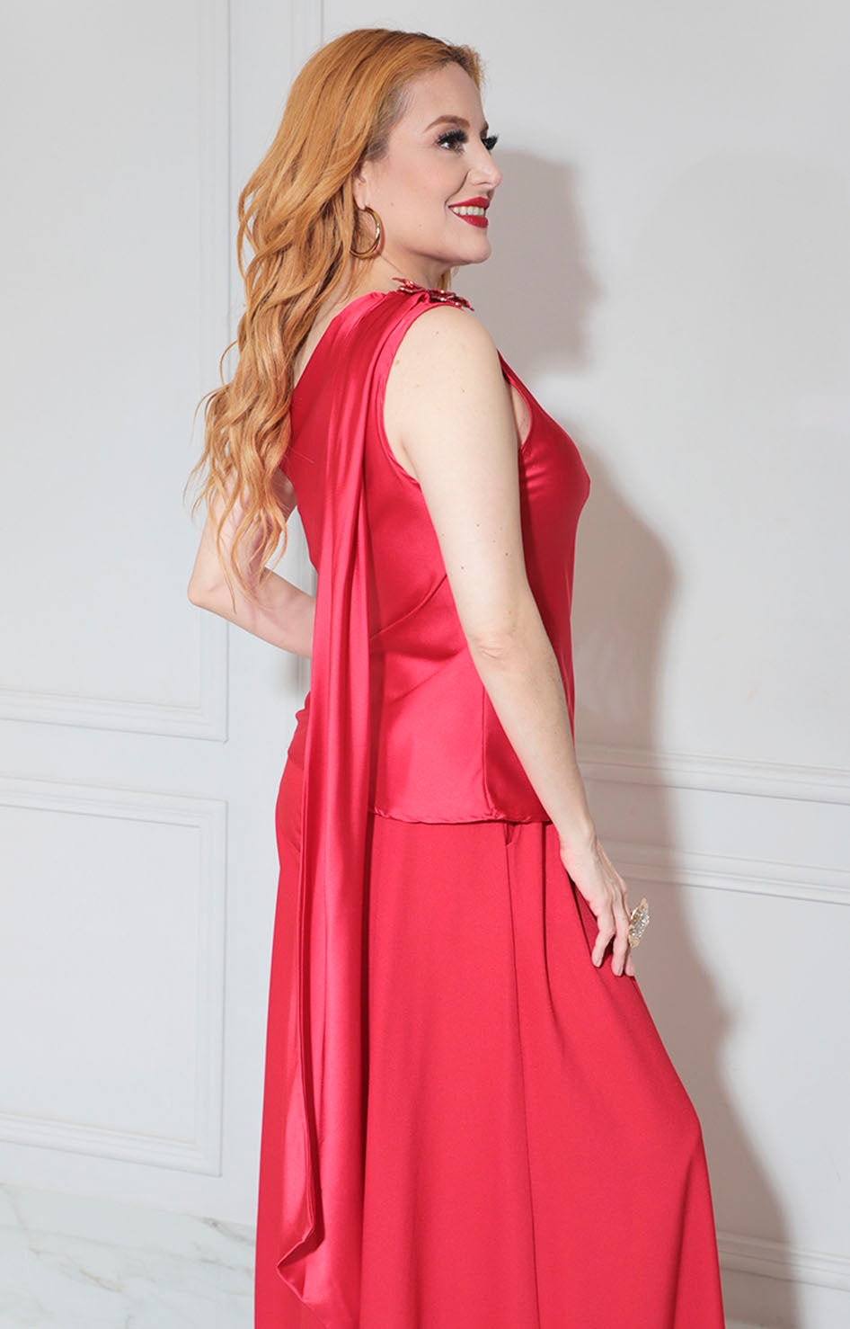 Blusa roja asimétrica