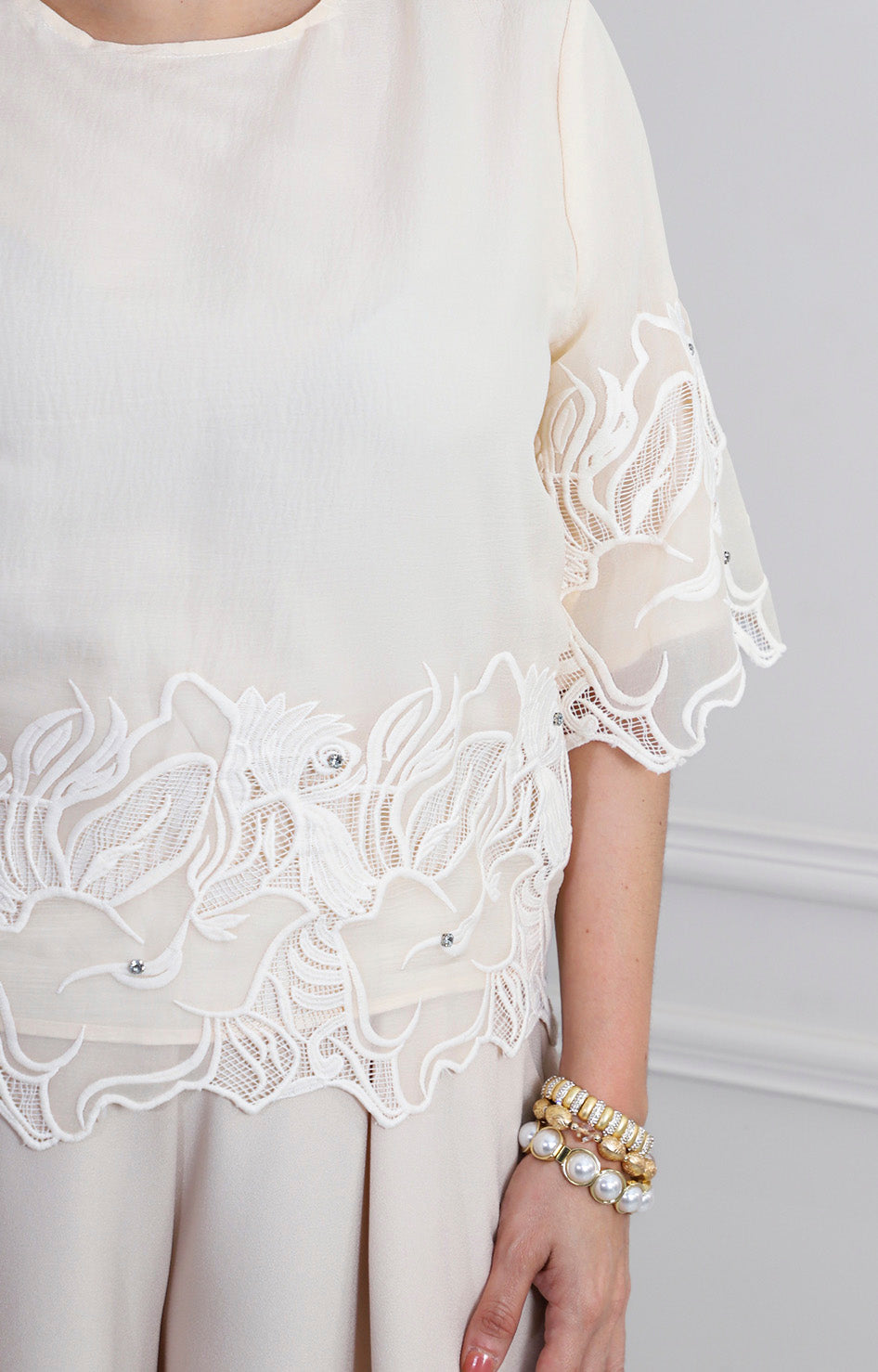 Blusa beige con bordado