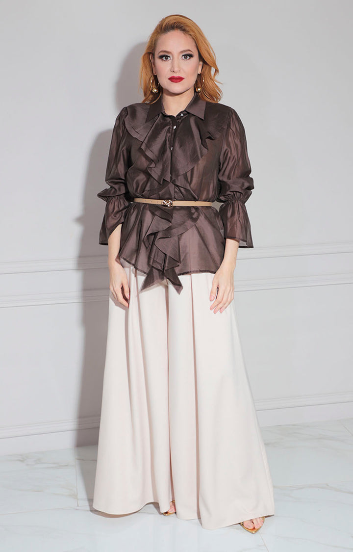 Blusa café con volante