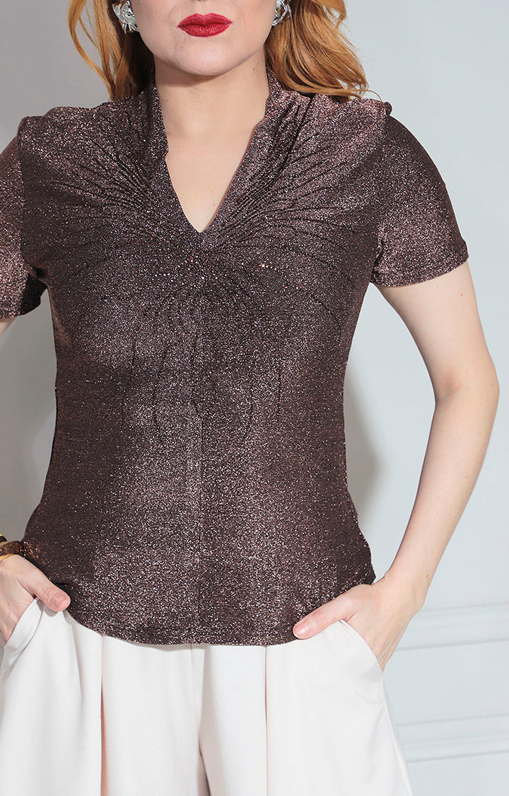 Blusa café con brillos
